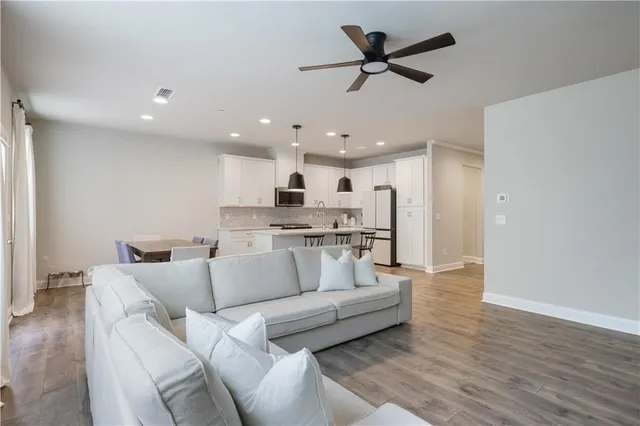 $425,000 | 354 Hayden Circle, Woodstock, GA 30189