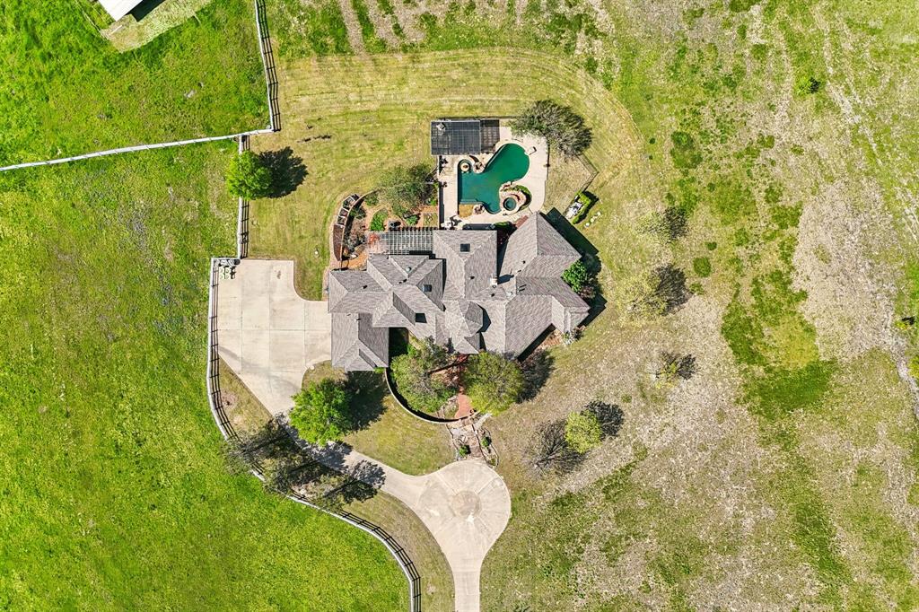868 English Road Rockwall, TX 75032 - Photo 5 of 37 a bird view of a bathroom