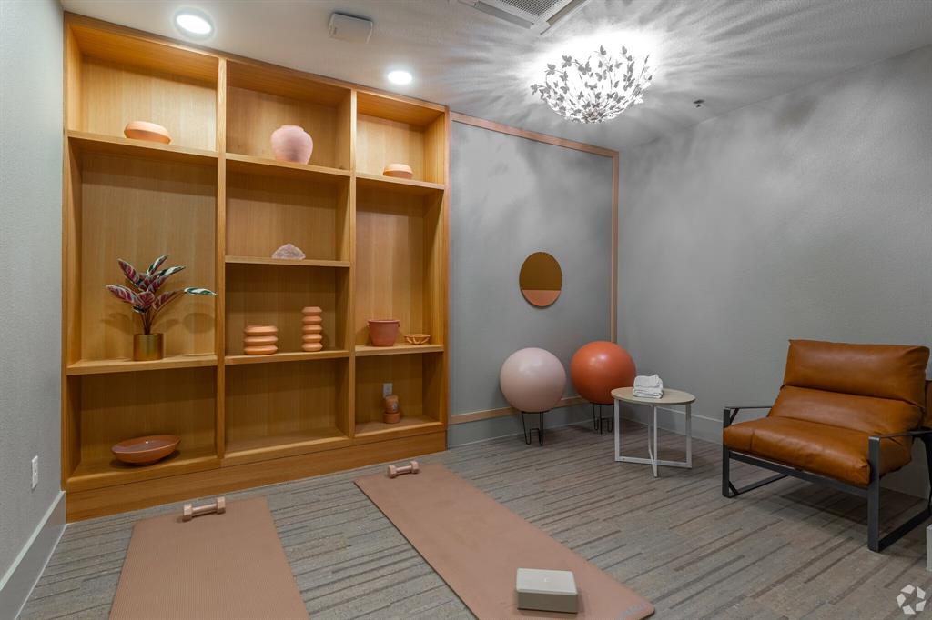 596 West 9th Street, Unit 339 Dallas, TX 75208 - Photo 2 of 22 View of workout room