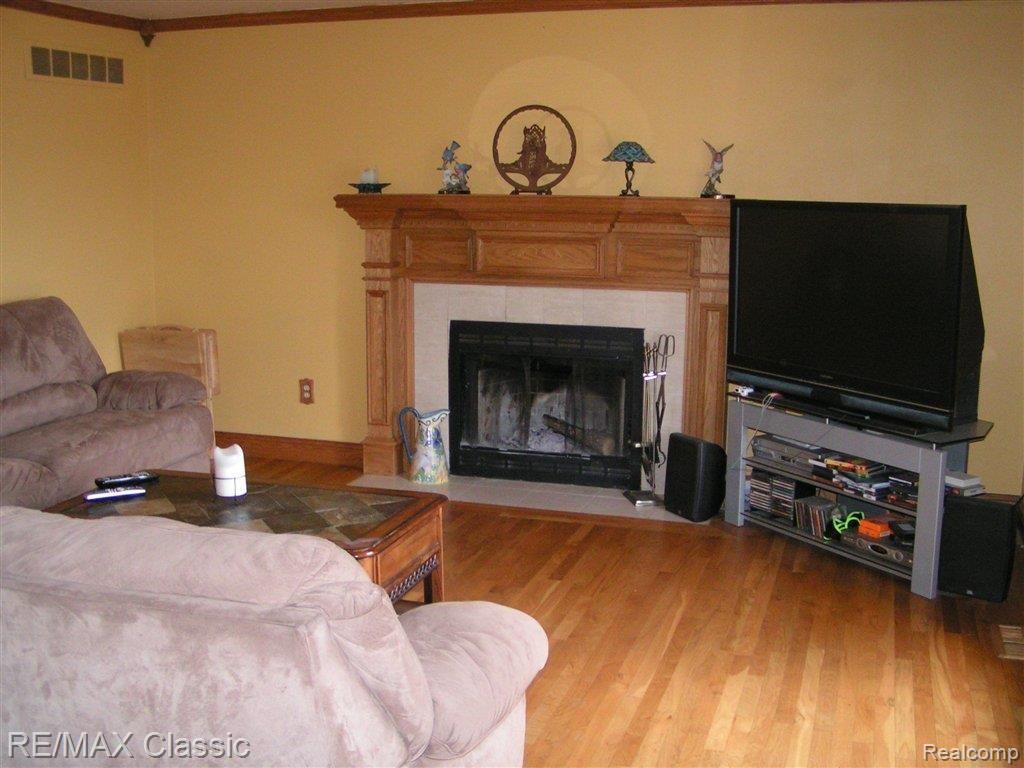 53081 Bates Road New Baltimore, MI 48051 - Photo 3 of 11 Living Room