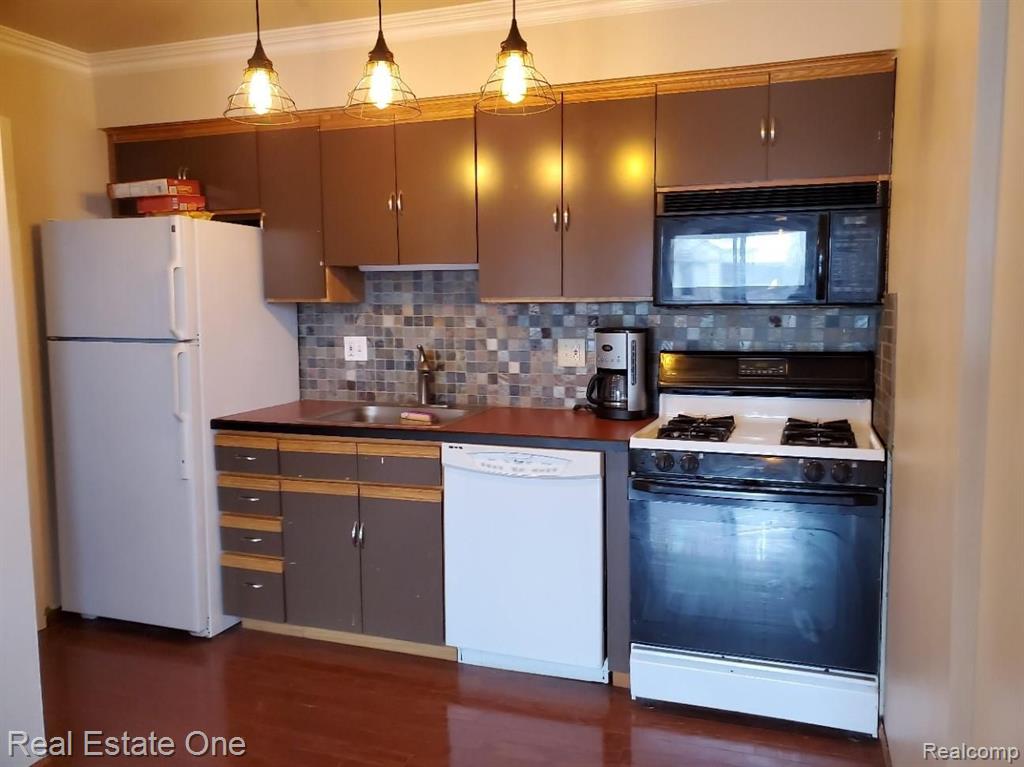 1671 Cass Lake Road, Unit D Keego Harbor, MI 48320 - Photo 2 of 10