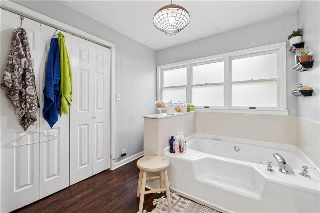 475 Evergreen Road Northeast Resaca, GA 30735 - Photo 28 of 44 a bathroom with a bathtub a sink and a window