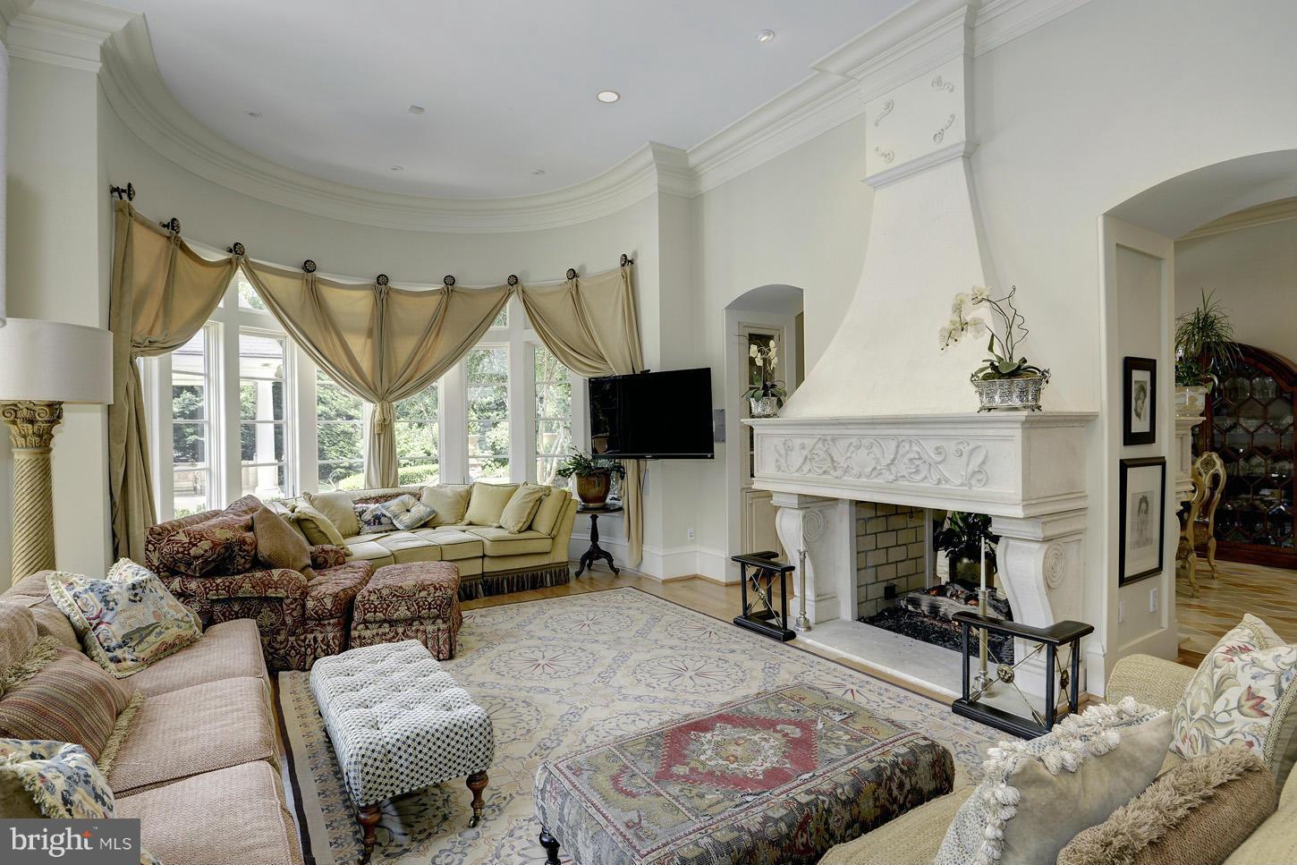 10214 Iron Gate Road Potomac, MD 20854 - Photo 5 of 30 Family Room