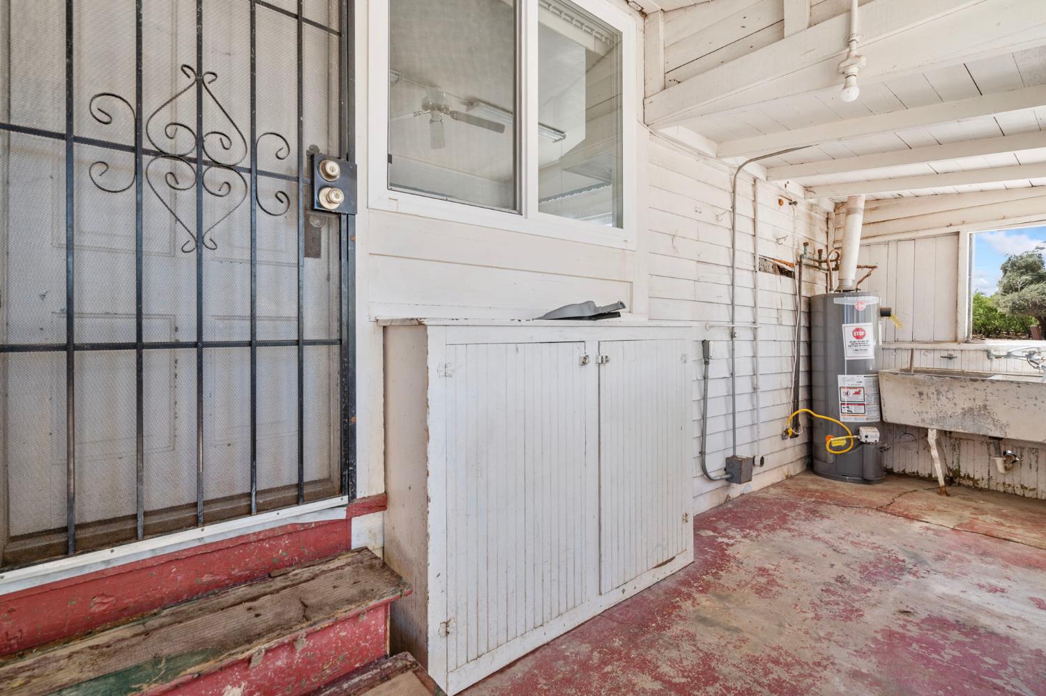 3101 River Road Vernalis, CA 95385 - Photo 23 of 81 a view of a hallway with a furniture and entryway