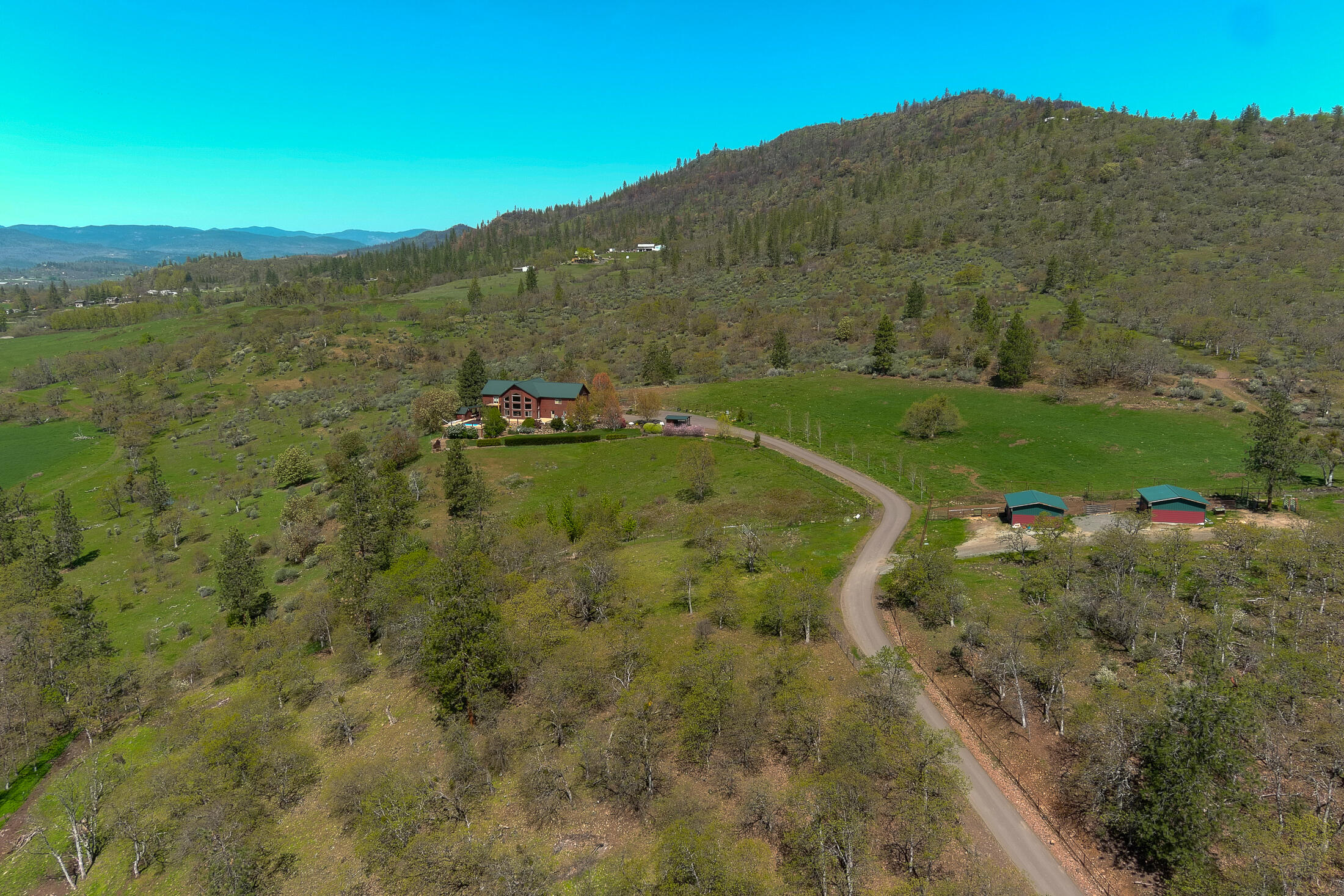 1881 Brophy Road Eagle Point, OR 97524 - Photo 3 of 130 131