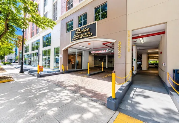 $2,595 | 3232 Coral Way, Unit 605, Miami, FL 33145