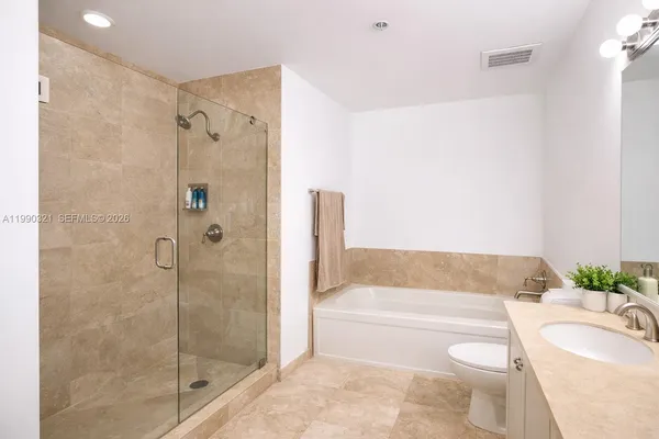 $2,595 | 3232 Coral Way, Unit 605, Miami, FL 33145