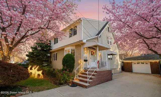 $899,999 | 168 Leverett Avenue | Great Kills