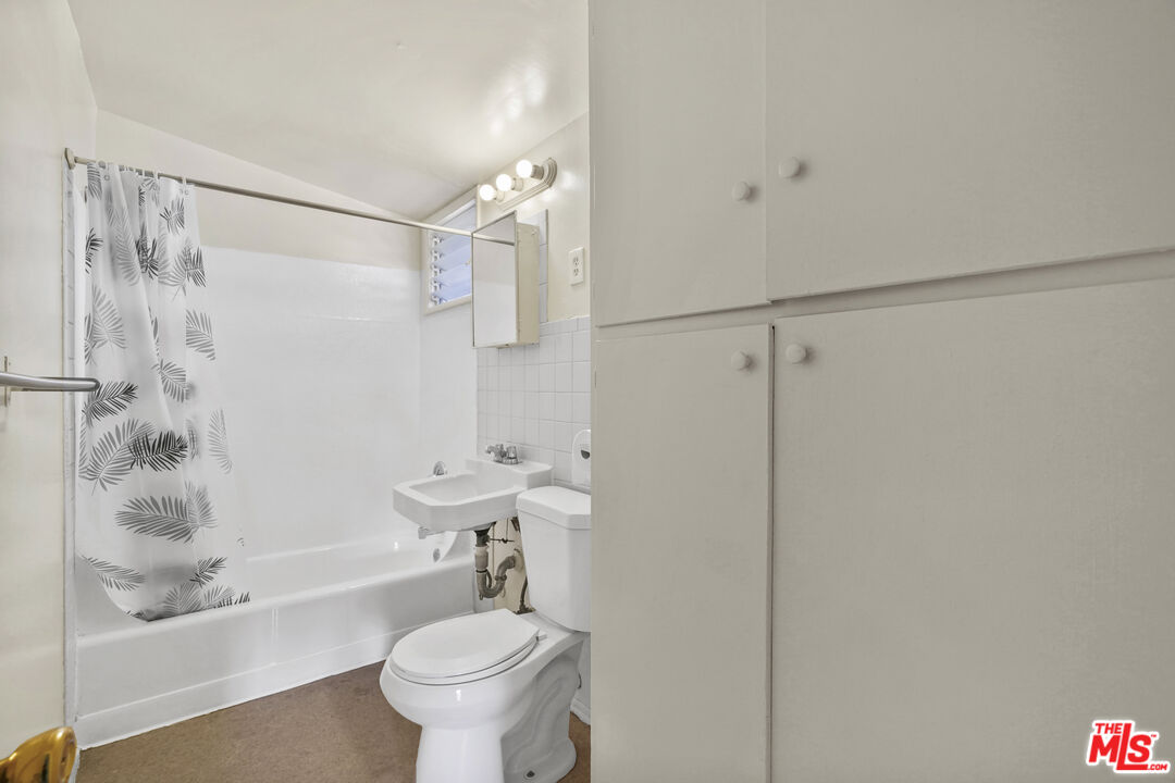 351 Temple Avenue, Unit A Long Beach, CA 90814 - Photo 16 of 18 a bathroom with a shower a toilet and sink