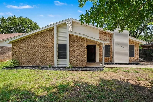 $2,075 | 1009 Blue Carriage Lane North, Fort Worth, TX 76120