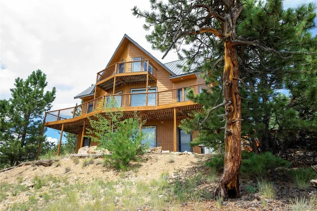 a view of room with furniture and a projector screen