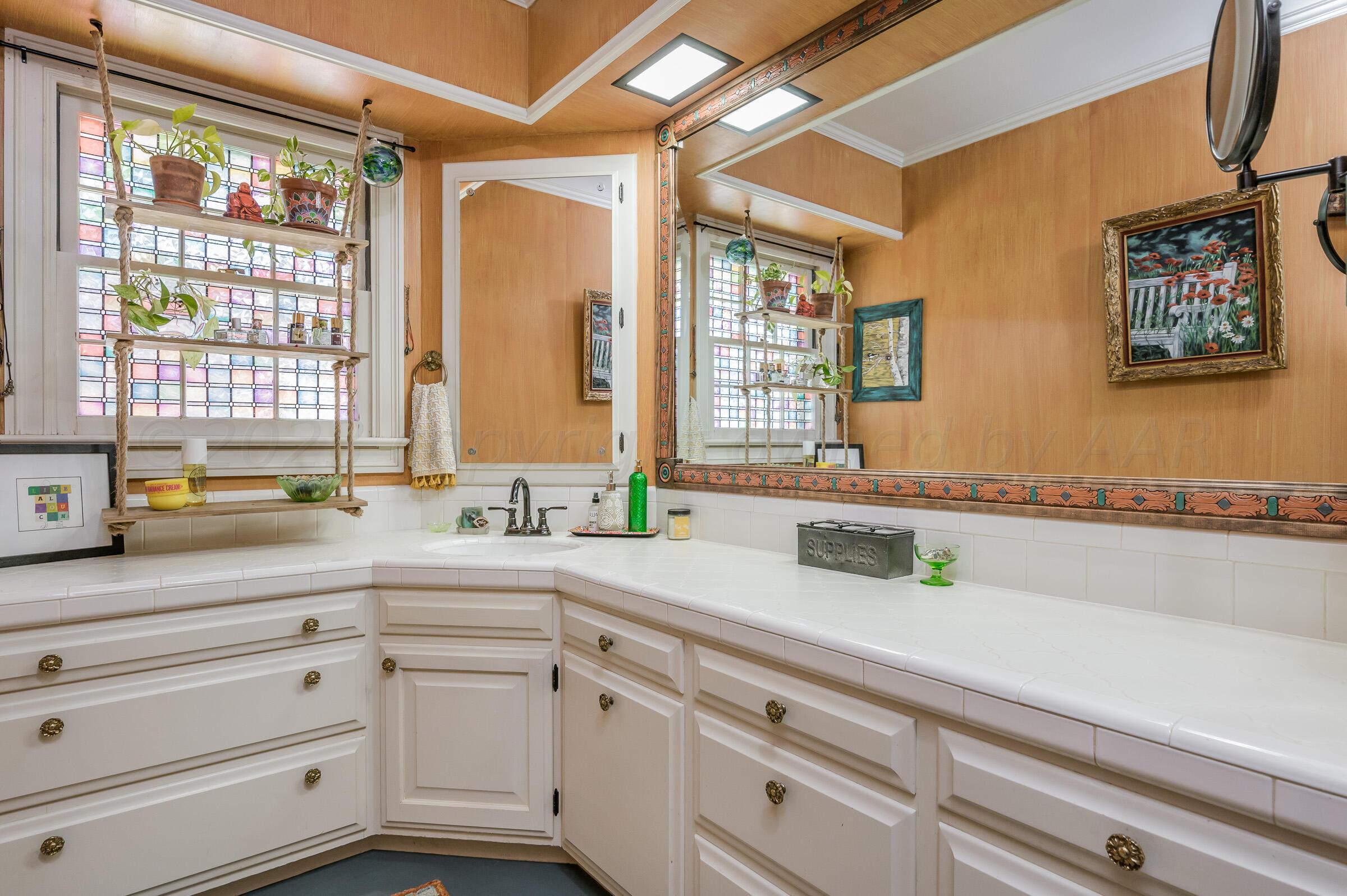 6105 Elmhurst Road Amarillo, TX 79106 - Photo 21 of 28 Hall Bathroom-2
