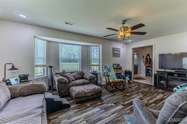 $389,500 | 30170 Hwy U, Crocker, MO 65452