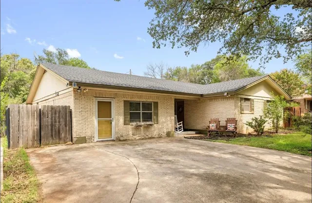 a view of outdoor space yard and balcony