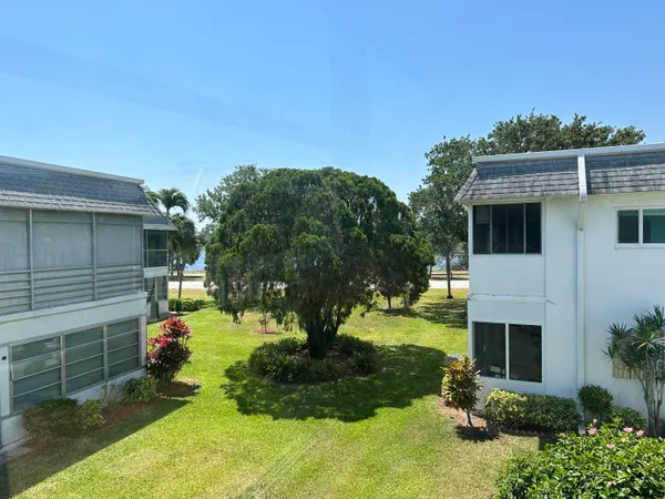 $1,180 | 3280 Lake Osborne Drive, Unit 207, Lake Worth Beach, FL 33461