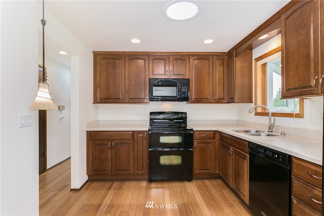 17418 Valley Cir Drive Bothell, WA 98012 - Photo 5 of 25 Gallery Image 5