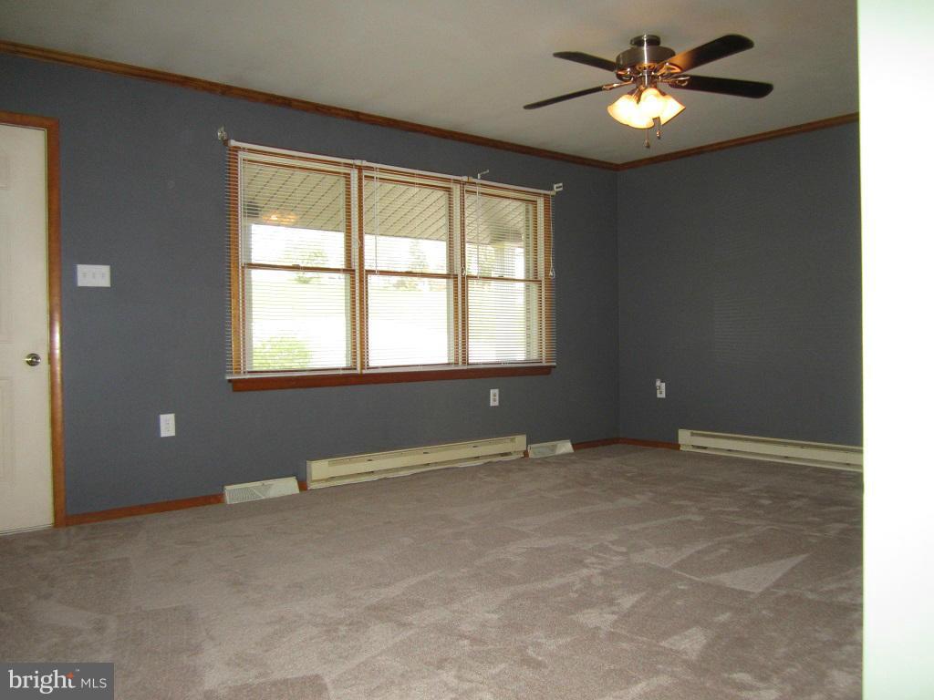 3433 Augusta Road Manchester, MD 21102 - Photo 5 of 28 Living Room