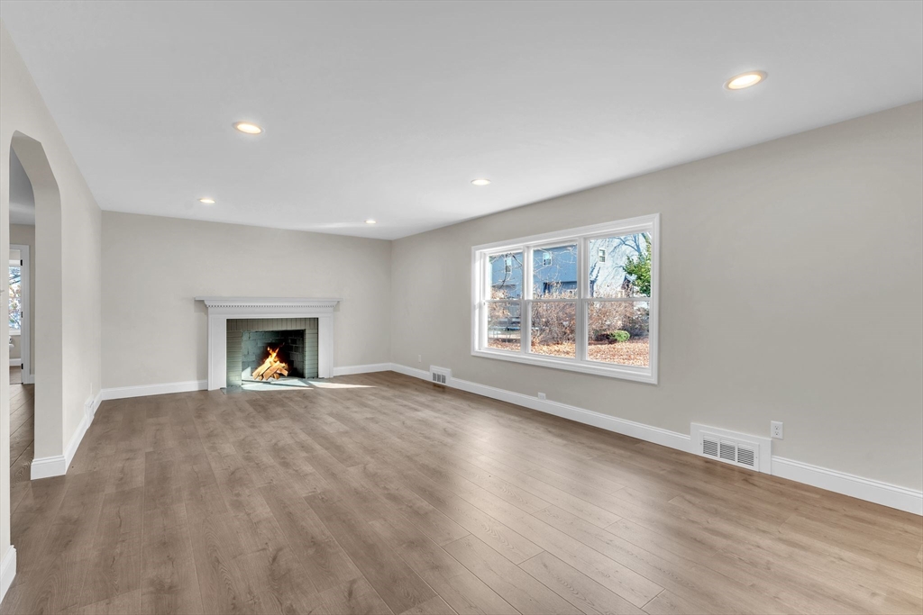 127 Abbott Street Springfield, MA 01118 - Photo 4 of 34 Gallery Image 4