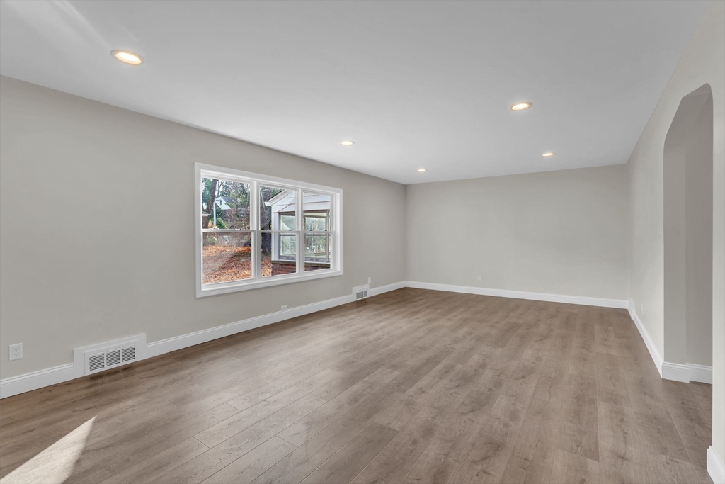 127 Abbott Street Springfield, MA 01118 - Photo 5 of 34 Gallery Image 5