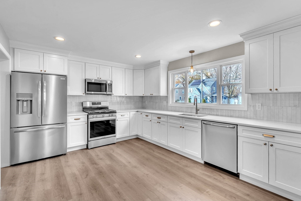 127 Abbott Street Springfield, MA 01118 - Photo 9 of 34 Gallery Image 9