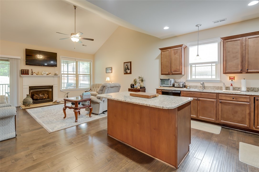 86 Angus Run Seneca, SC 29672 - Photo 8 of 43 Kitchen Dinning