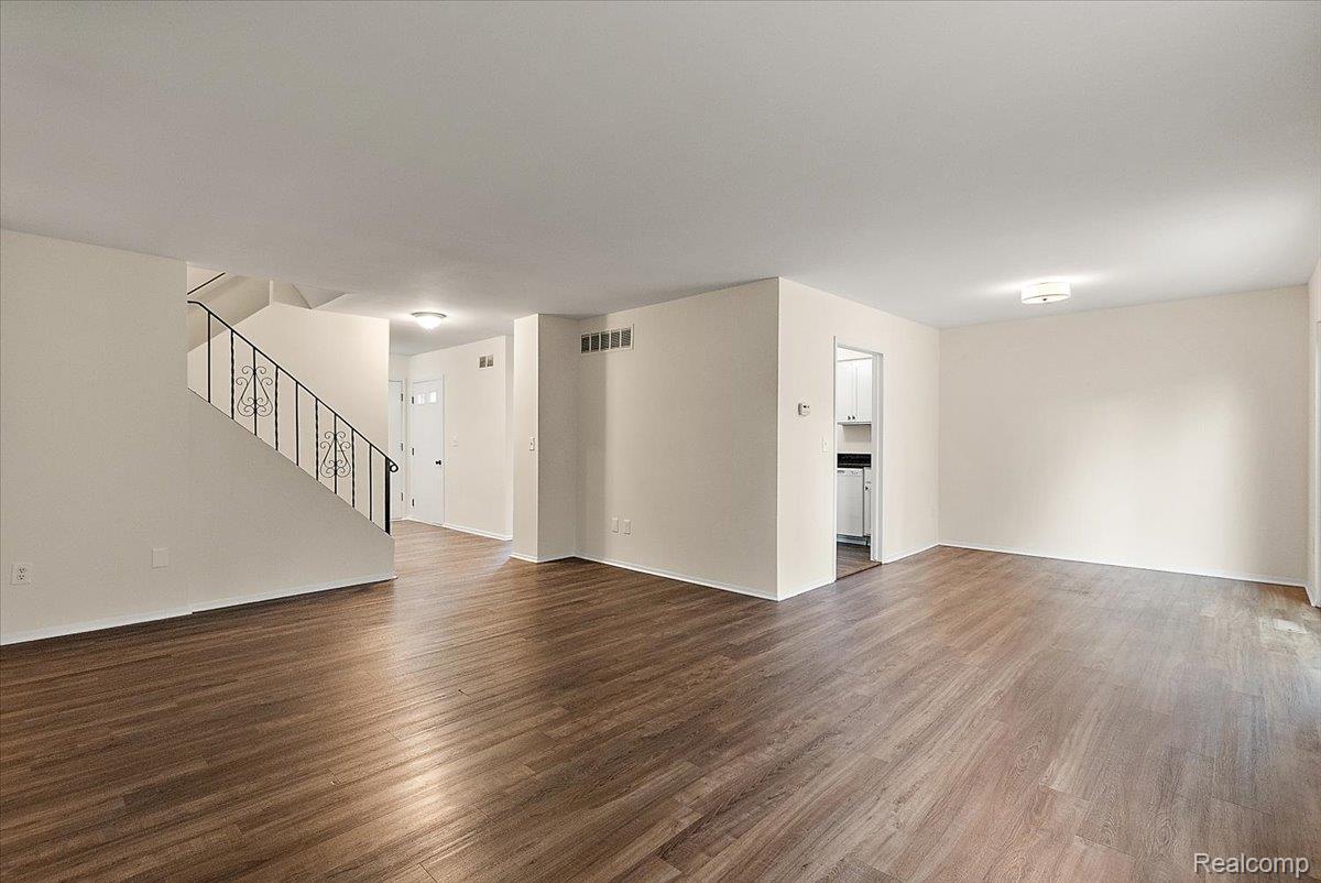 171 Manor Way, Unit 146 Rochester, MI 48309 - Photo 16 of 63 Great room to dining room