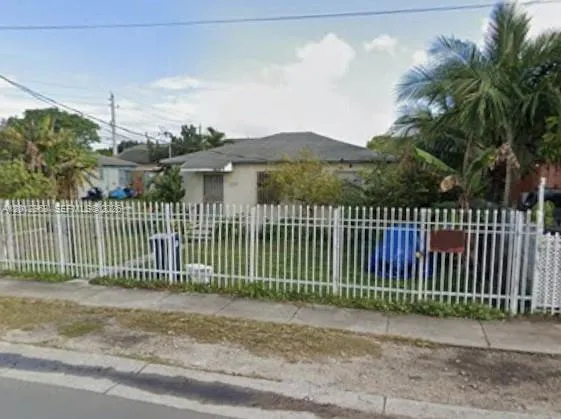 $1,800 | 2735 Northwest 28th Street, Unit 2735, Miami, FL 33142