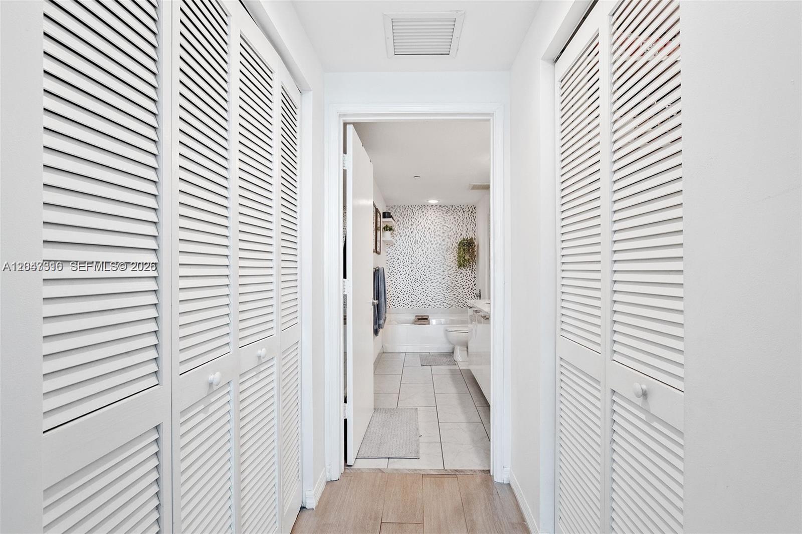 951 Brickell Avenue, Unit 3207 Miami, FL 33131 - Photo 17 of 18