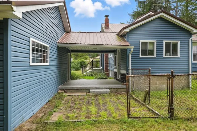 a view of house with backyard