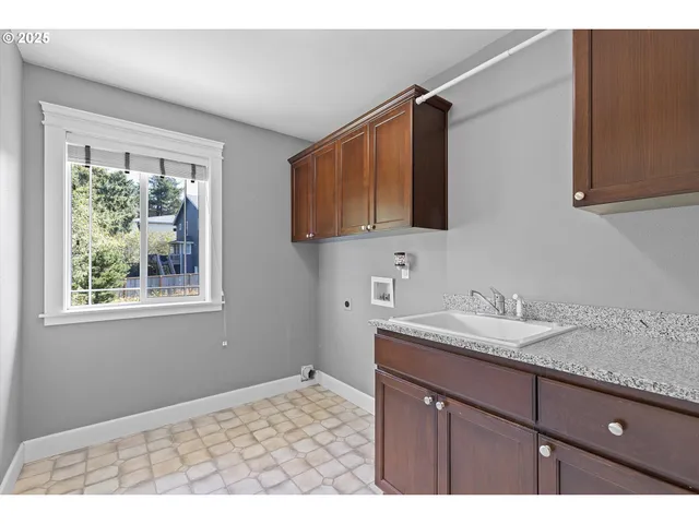 $634,999 | 7115 Northeast Benton Place, Newport, OR 97365