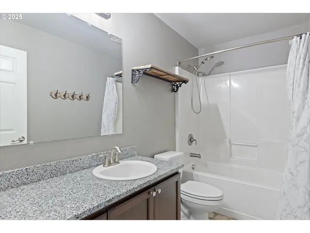 $634,999 | 7115 Northeast Benton Place, Newport, OR 97365