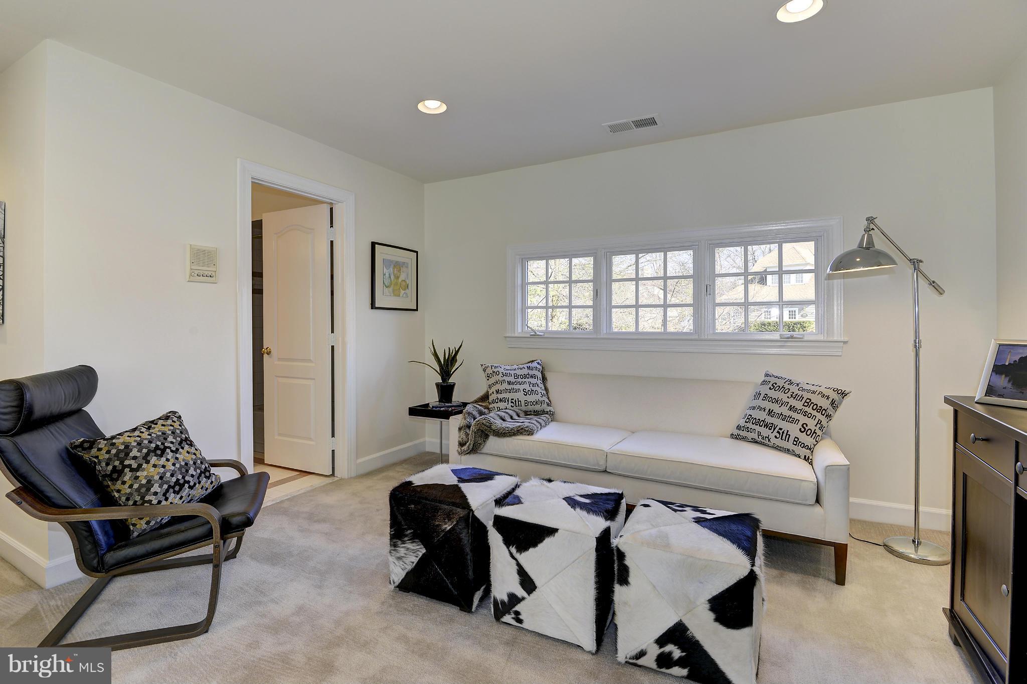 11303 Bright Pond Lane Reston, VA 20194 - Photo 17 of 21 Upper Level Sitting Room