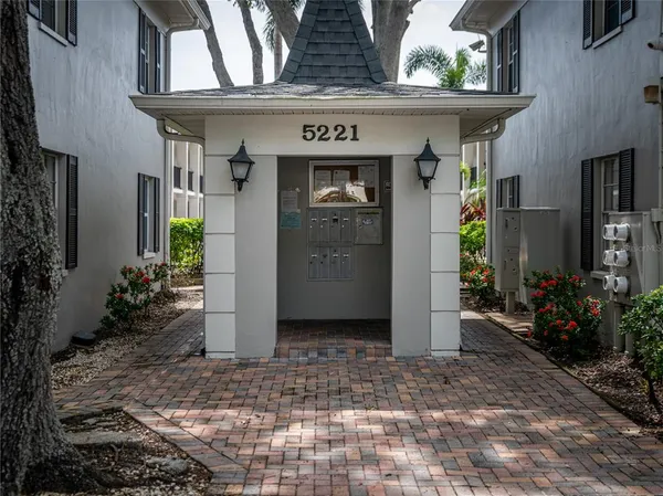 $1,375 | 5221 Bayshore Boulevard, Unit 30, Tampa, FL 33611