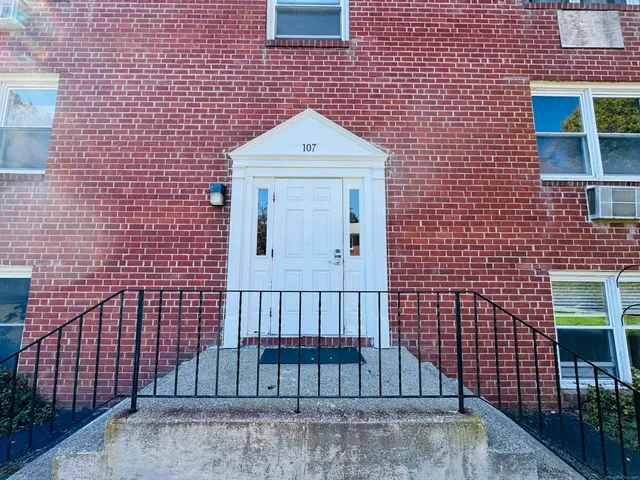 $144,900 | 107 Niles Hill Road, Unit A, New London, CT 06320