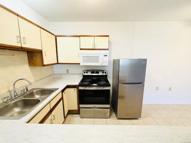 $144,900 | 107 Niles Hill Road, Unit A, New London, CT 06320