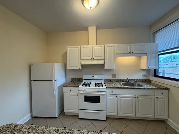 $950 | 1746 West Estes Avenue, Unit 205, Chicago, IL 60626