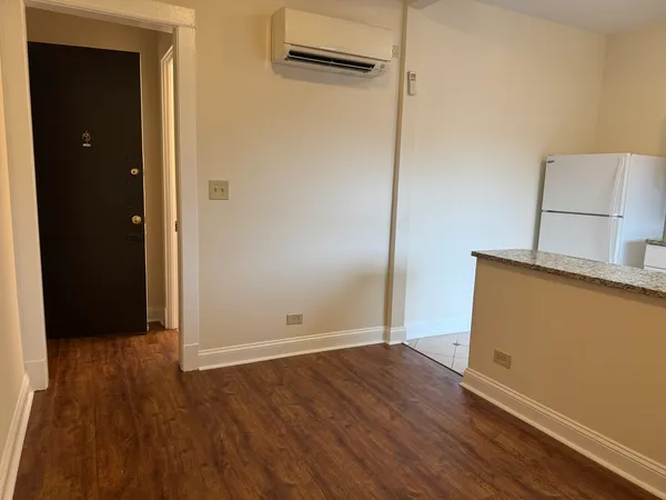 $950 | 1746 West Estes Avenue, Unit 205, Chicago, IL 60626