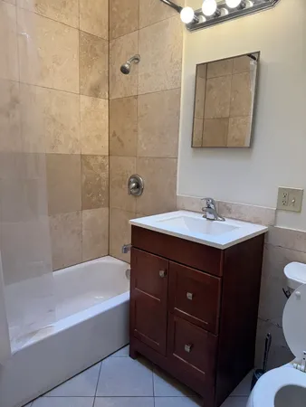 $950 | 1746 West Estes Avenue, Unit 205, Chicago, IL 60626