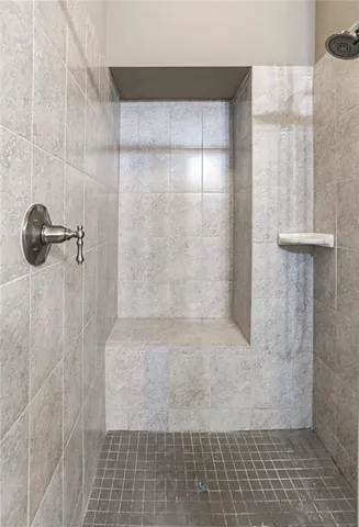 a view of a house with backyard and garden