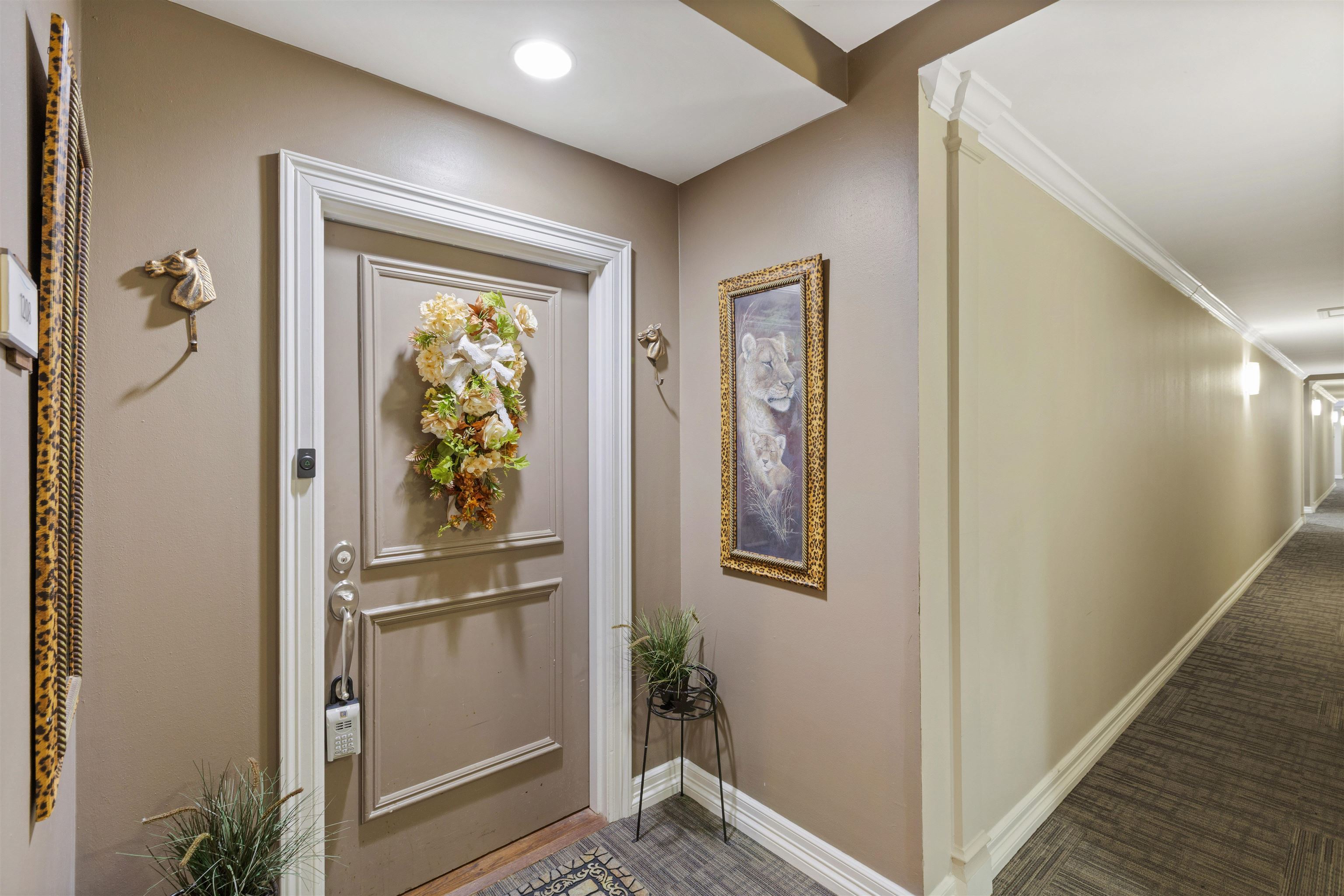 655 Riverside Drive, Unit 1208 Memphis, TN 38103 - Photo 4 of 29 Foyer entrance with crown molding and dark carpet