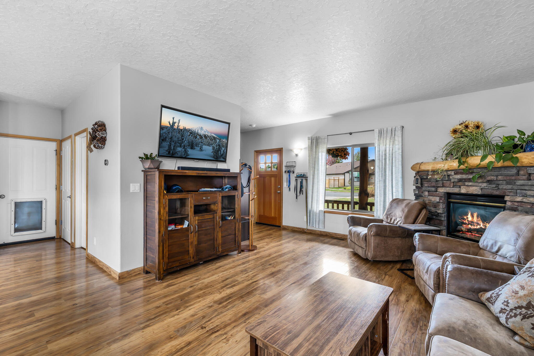 20534 Prospector Loop Bend, OR 97702 - Photo 6 of 30 2023_09_04_20534_prospector_loop-9