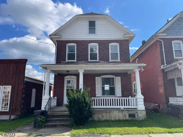 a view of a house with a yard and plants