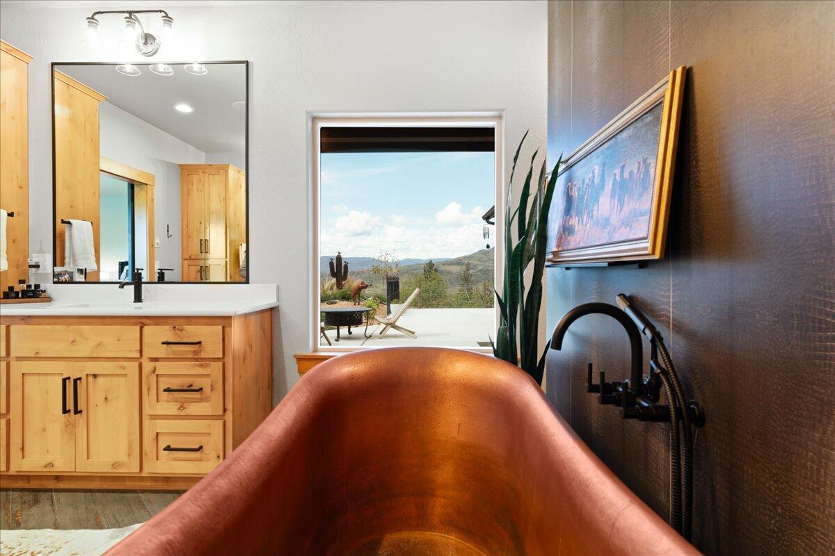 2220 Butte Falls Highway Eagle Point, OR 97524 - Photo 29 of 69 a view of a bathroom with a tub and mirror