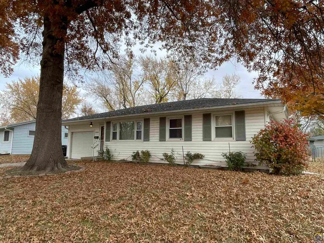 $174,900 | 2924 Southwest Medford Avenue, Topeka, KS 66611