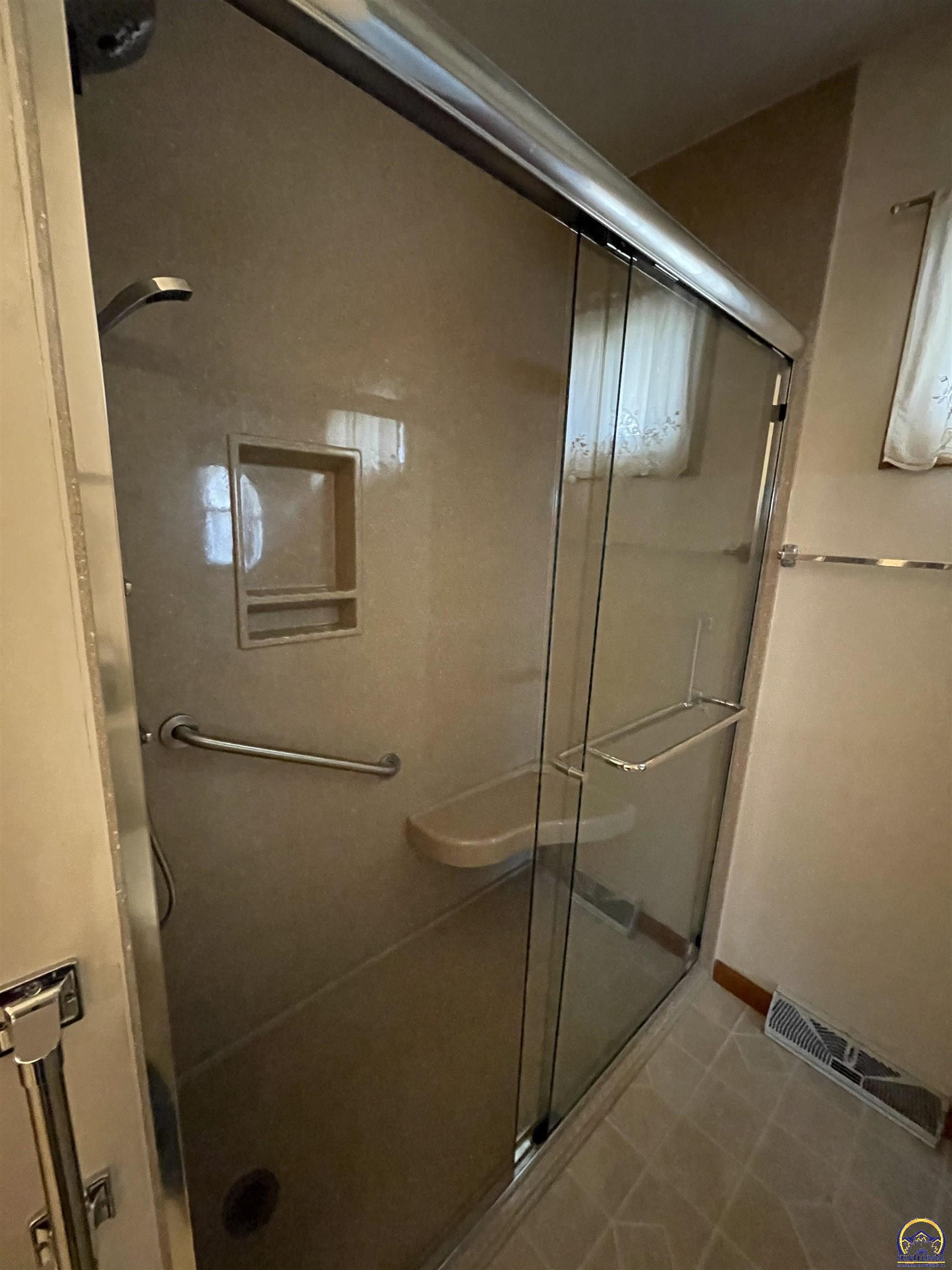 2924 Southwest Medford Avenue Topeka, KS 66611 - Photo 15 of 25