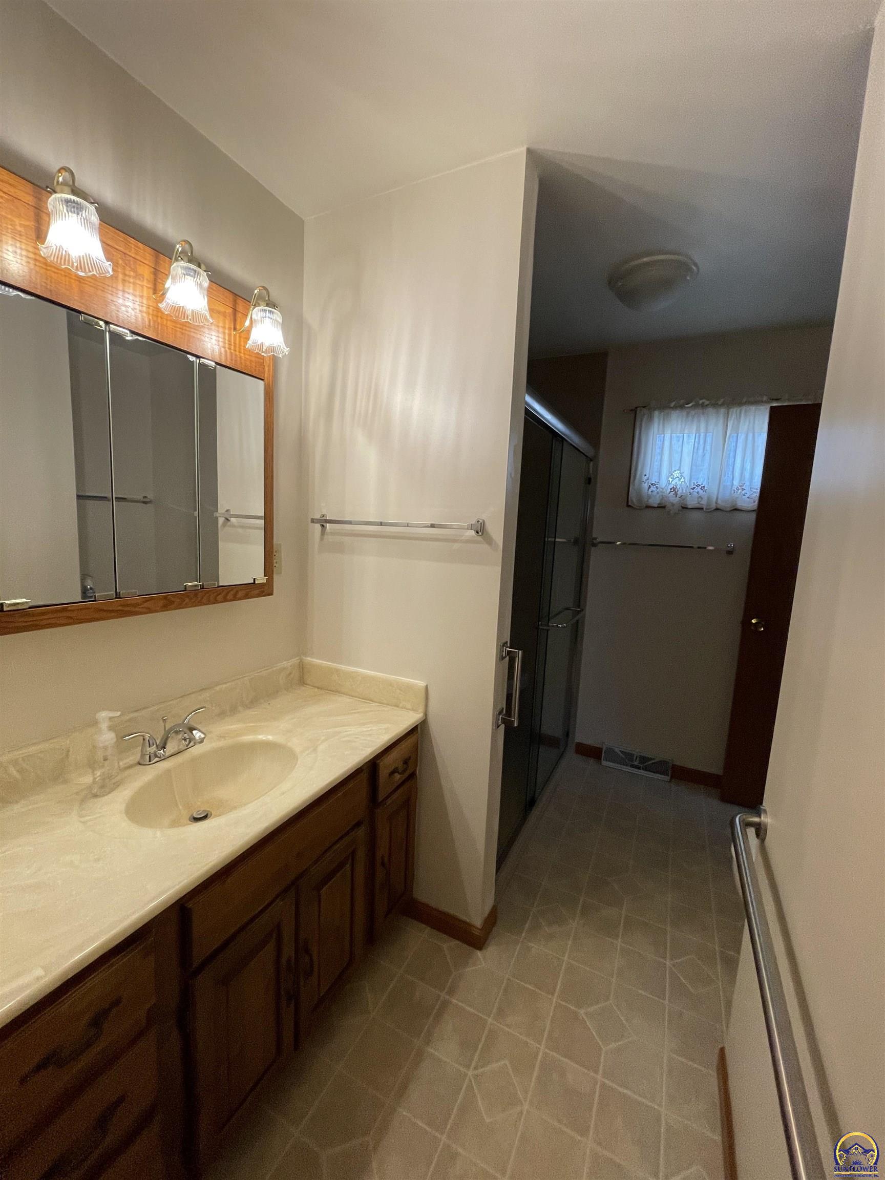 2924 Southwest Medford Avenue Topeka, KS 66611 - Photo 16 of 25