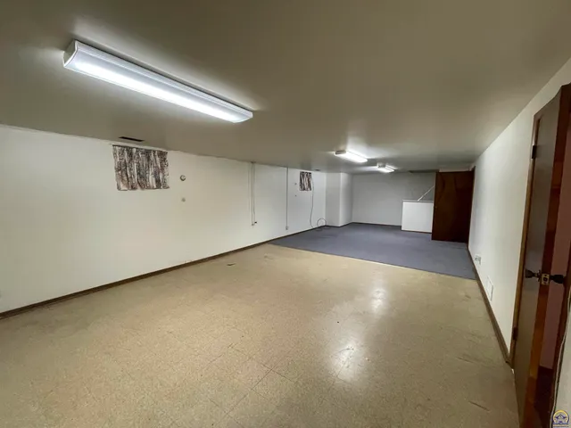 $174,900 | 2924 Southwest Medford Avenue, Topeka, KS 66611