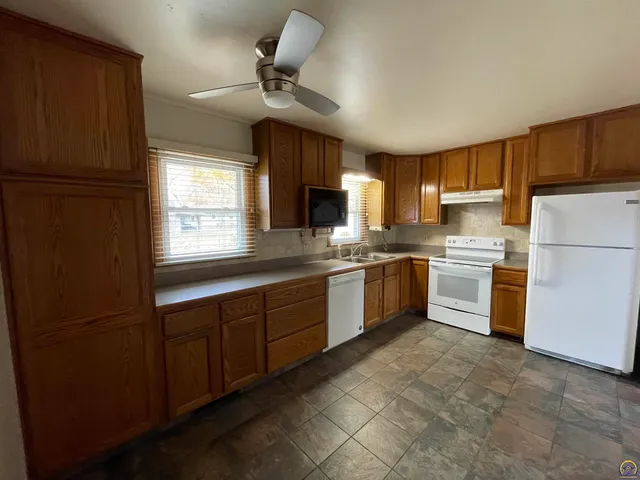 $174,900 | 2924 Southwest Medford Avenue, Topeka, KS 66611