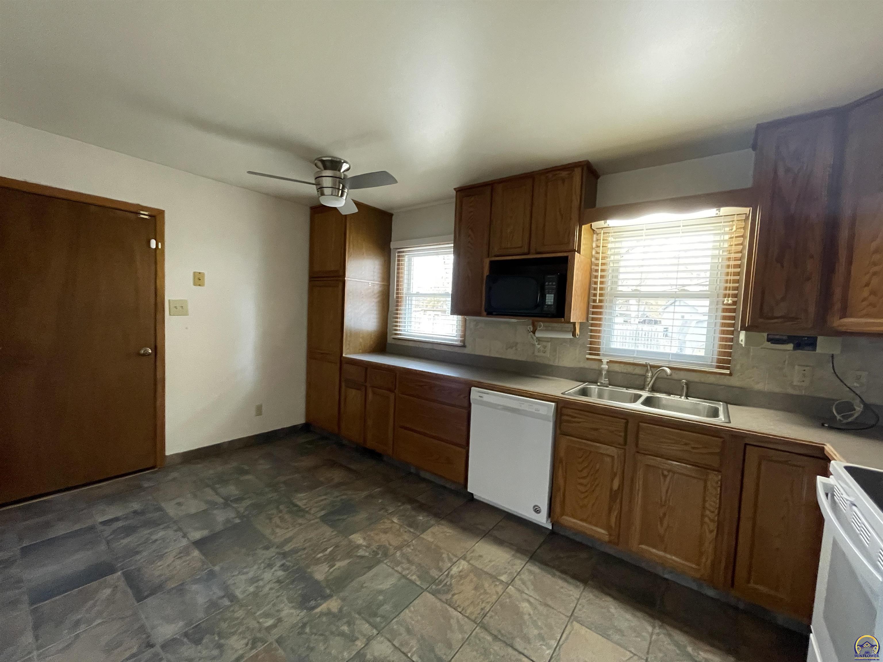 2924 Southwest Medford Avenue Topeka, KS 66611 - Photo 7 of 25