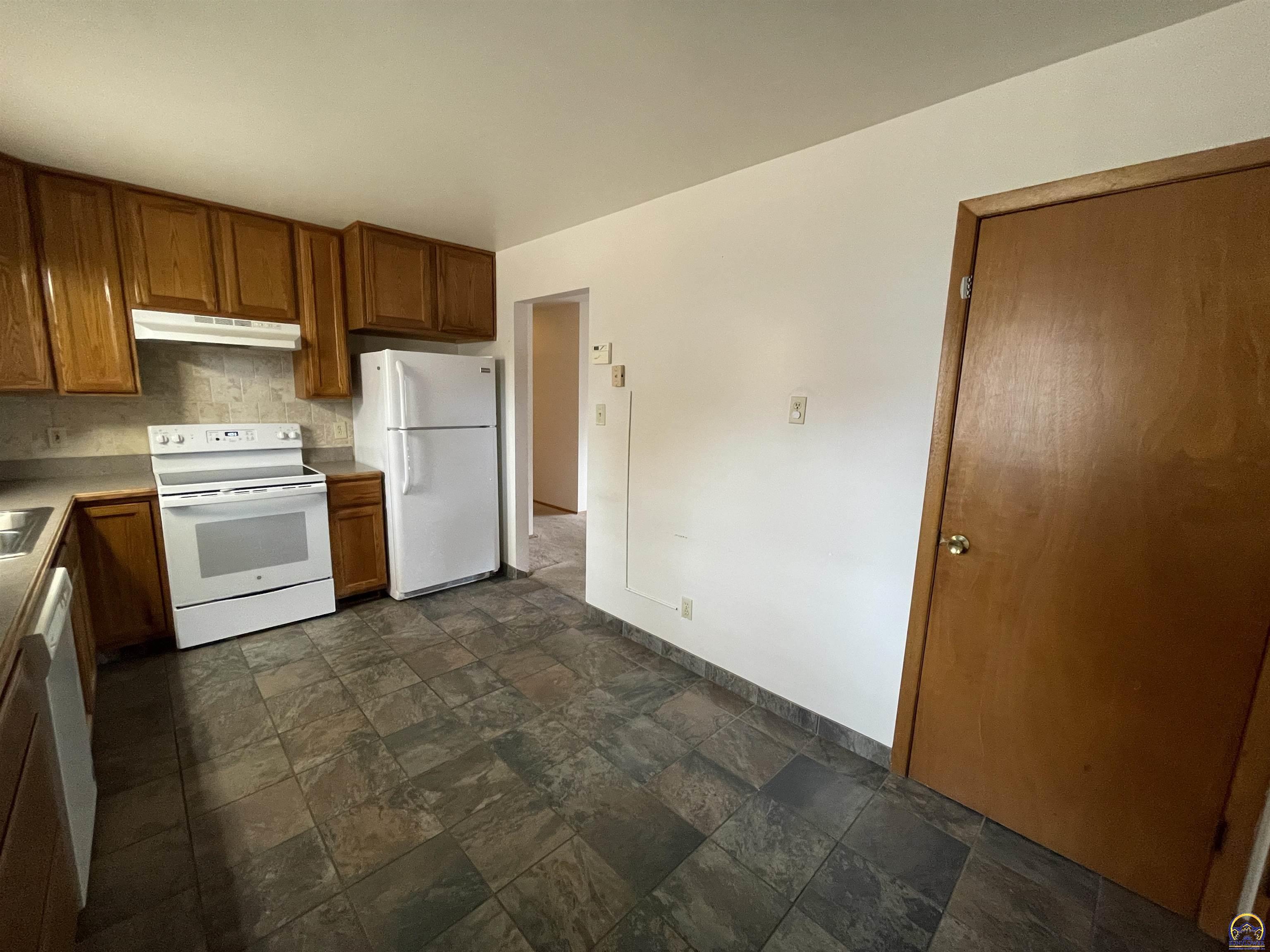 2924 Southwest Medford Avenue Topeka, KS 66611 - Photo 8 of 25